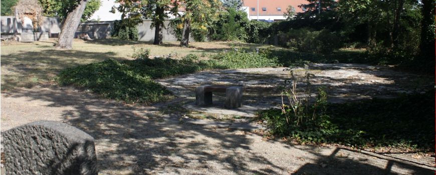 Grundmauern der achteckigen Trauerhalle in Fürstenwalde/Spree