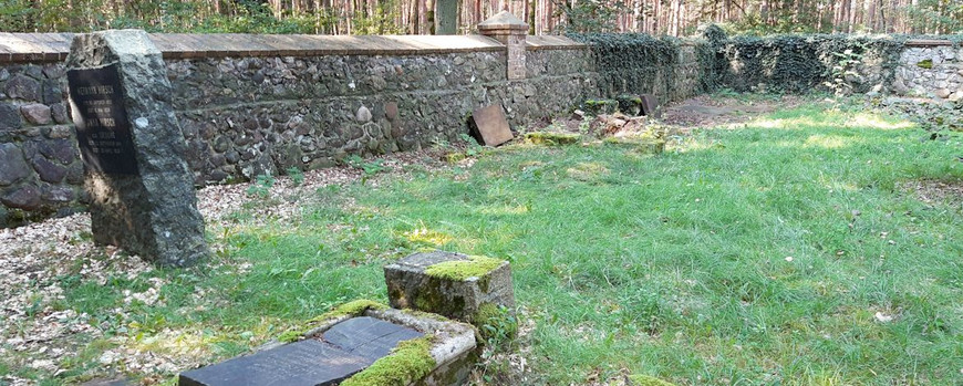 Blick auf die vor der südlichen Mauer liegenden Grabsteine und Fragmente