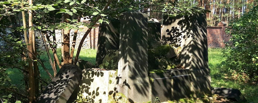 Umstrittenes und inzwischen zerstörtes Mahnmal auf dem Friedhof in Beeskow