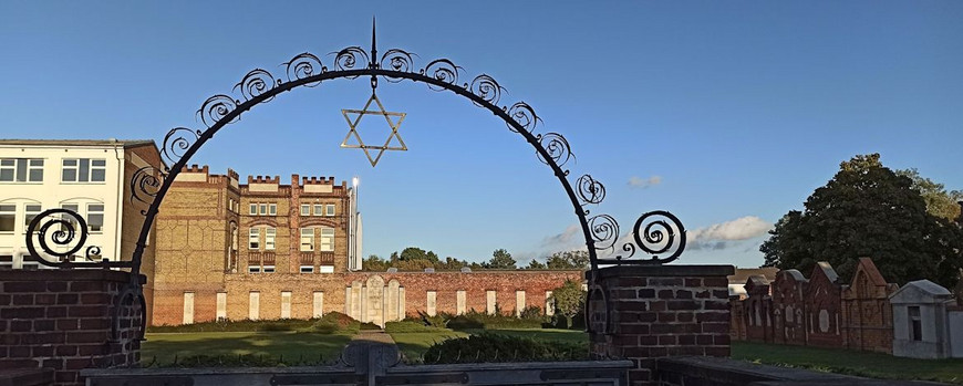 Eingangsbereich des Jüdischen Friedhofs in Brandenburg an der Havel