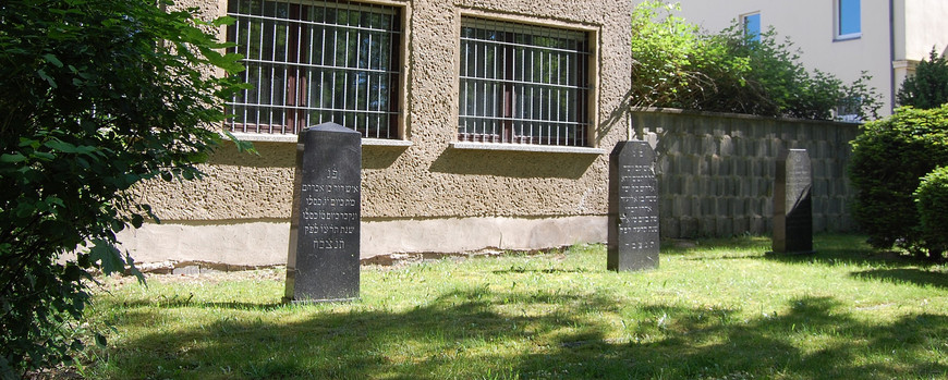 Drei der dreizehn noch erhaltenen jüdischen Grabsteine in Wittenberge