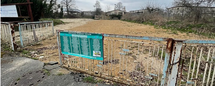 Grundstück des Jüdischen Friedofs in Seelow mit dem Banner der Erinnerung
