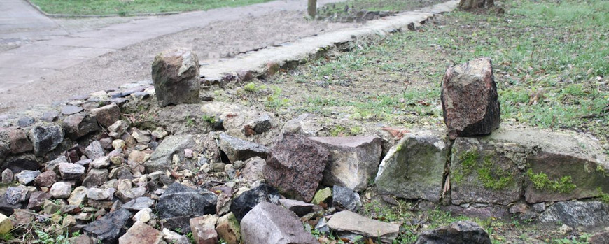 Friedhofsmauer in Cedynia mit Resten eines einstigen Gebäudes
