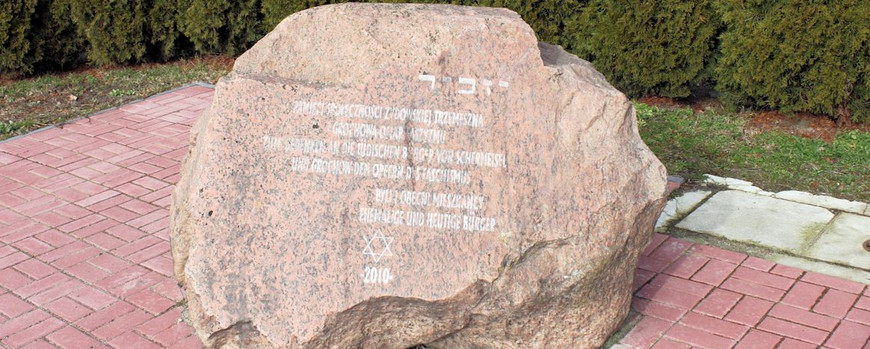 Gedenkstein am Standort der abgerissenen Synagoge von Schermeisel