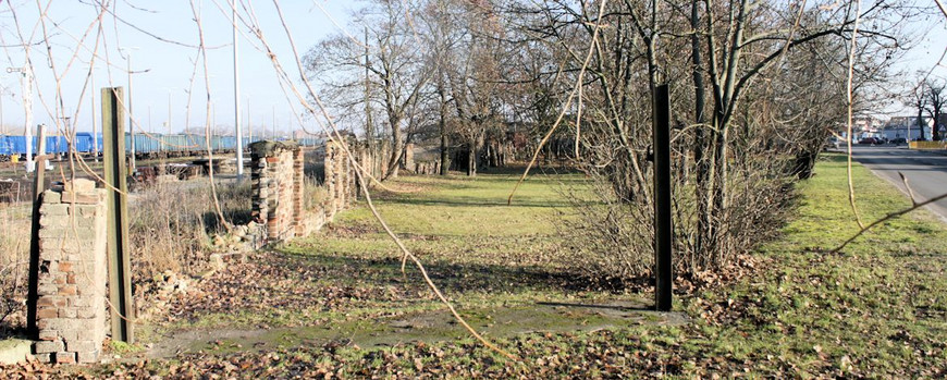 Reste des Zugangs zum Friedhof und Fragmente der Friedhofsmauer in Kostrzyn nad Odrą
