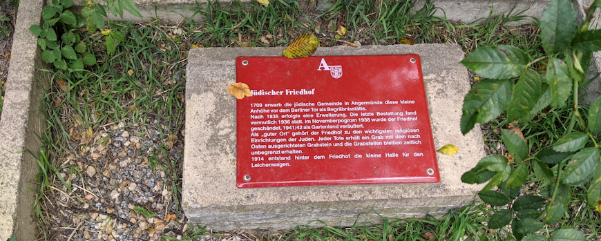 Die zweite Informationstafel zum jüdischen Friedhof Angermünde in Nahansicht