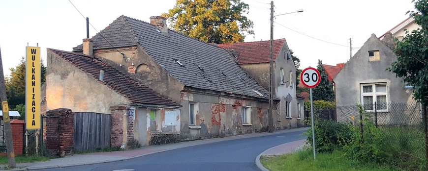 Straßenzug in Torzym mit einem veränderten Gebäude der Vorkriegszeit