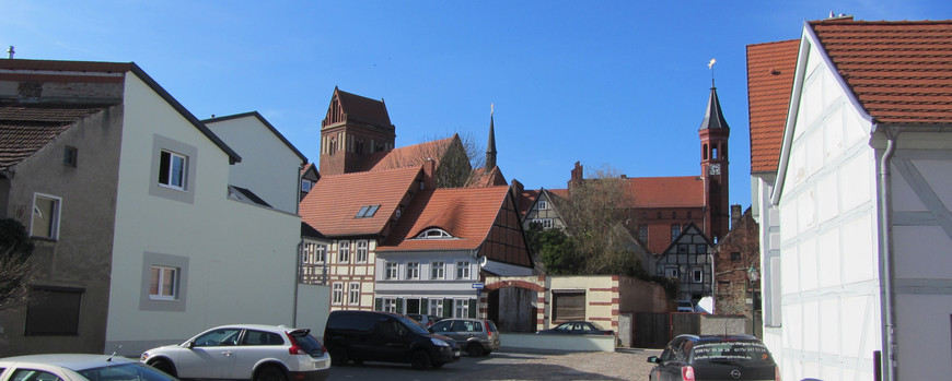 An der Stelle dieses Parkplatzes befand sich der Betsaal der Jüdischen Gemeinde in der Schuhstraße 18.