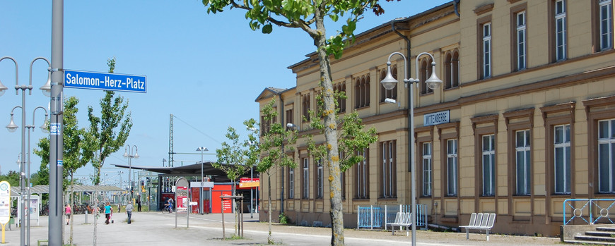 Der Platz vor dem Wittenberger Bahnhof heißt seit 2009 Salomon-Herz-Platz