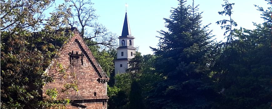 Blick auf Krzeszyce, mit Scheune und Pfarrkirche