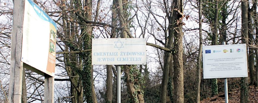 Hinweisschilder am Jüdischen Friedhof in Skwierzyna