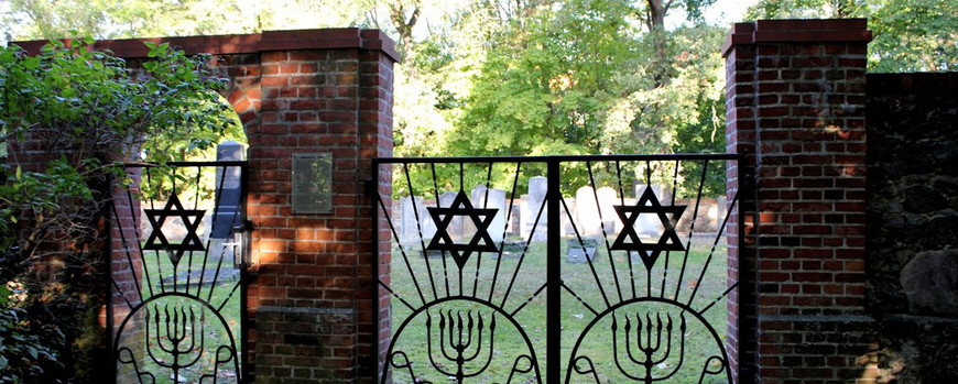 Wiederaufgebauter Eingangsbereich am Jüdischen Friedhof in Storkow