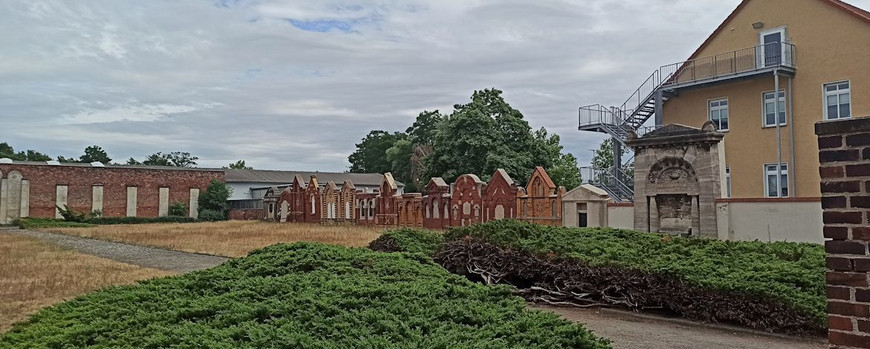 Blick auf Südmauer und Begräbnisfläche des Brandenburger Jüdischen Friedhofs an der Geschwister Scholl Str.