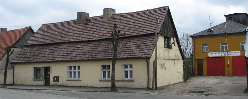 Zur Feuerwache umgewandelte Synagoge in Trzciel und nebenstehend die ehemalige jüdische Schule im Jahr 2008