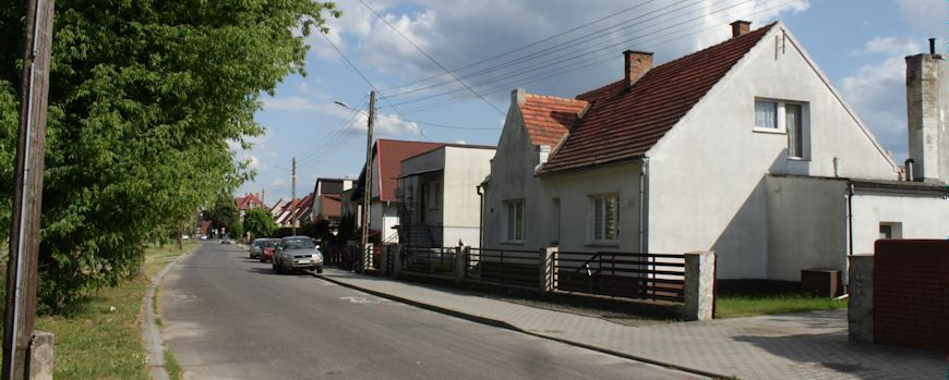 Wohnbebauung auf dem Jüdischen Friedhof in Sulechów, rechts die erhalten gebliebene Trauerhalle