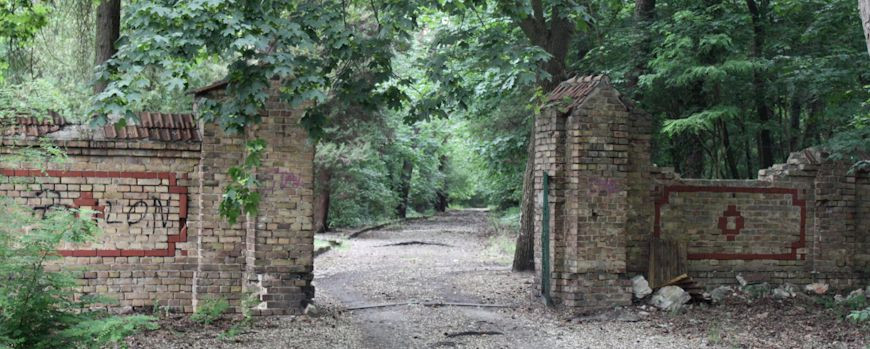Zugang zum Friedhof der Nervenheilanstalt Obrawalde in Miedzyrzecz-Obrzyce