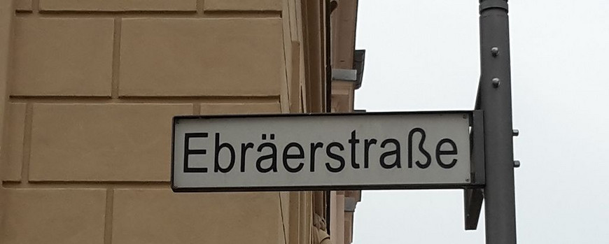 Straßenschild mit einem Hinweis auf das ehemalige Zentrum jüdischen Lebens in Potsdam