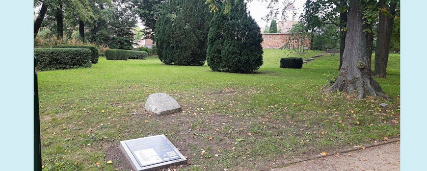Jüdischer Friedhof unterhalb der Stadtmauer von Treuenbrietzen mit neuem Gedenkstein