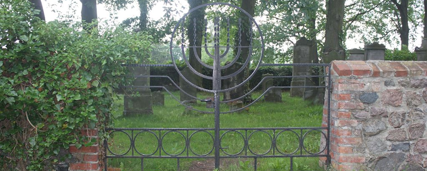 Eingang zum Jüdischen Friedhof in Groß Neuendorf