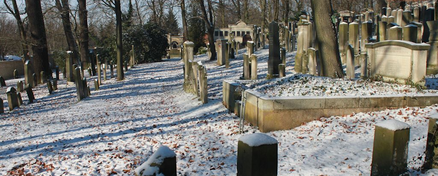 Wegkreuzung mit Wasseranschluss auf dem Jüdischen Friedhof in Potsdam