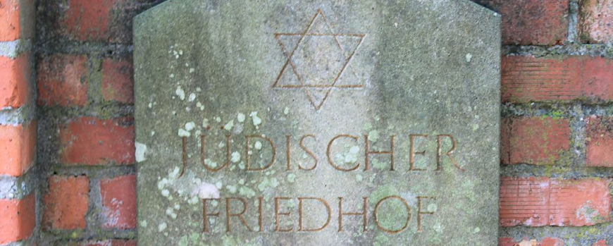 Tafel am Eingang des Jüdischen Friedhofs in Lindow (Mark)