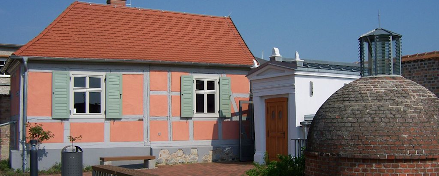 Das denkmalgeschützte Tempeldienerhaus mit dem Eingang zum Ritualbad (Mikwe) in Schwedt/Oder