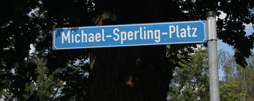 Straßenschild mit dem Namen des Getreidehändlers und Gründers der Jüdischen Gemeinde in Groß Neuendorf